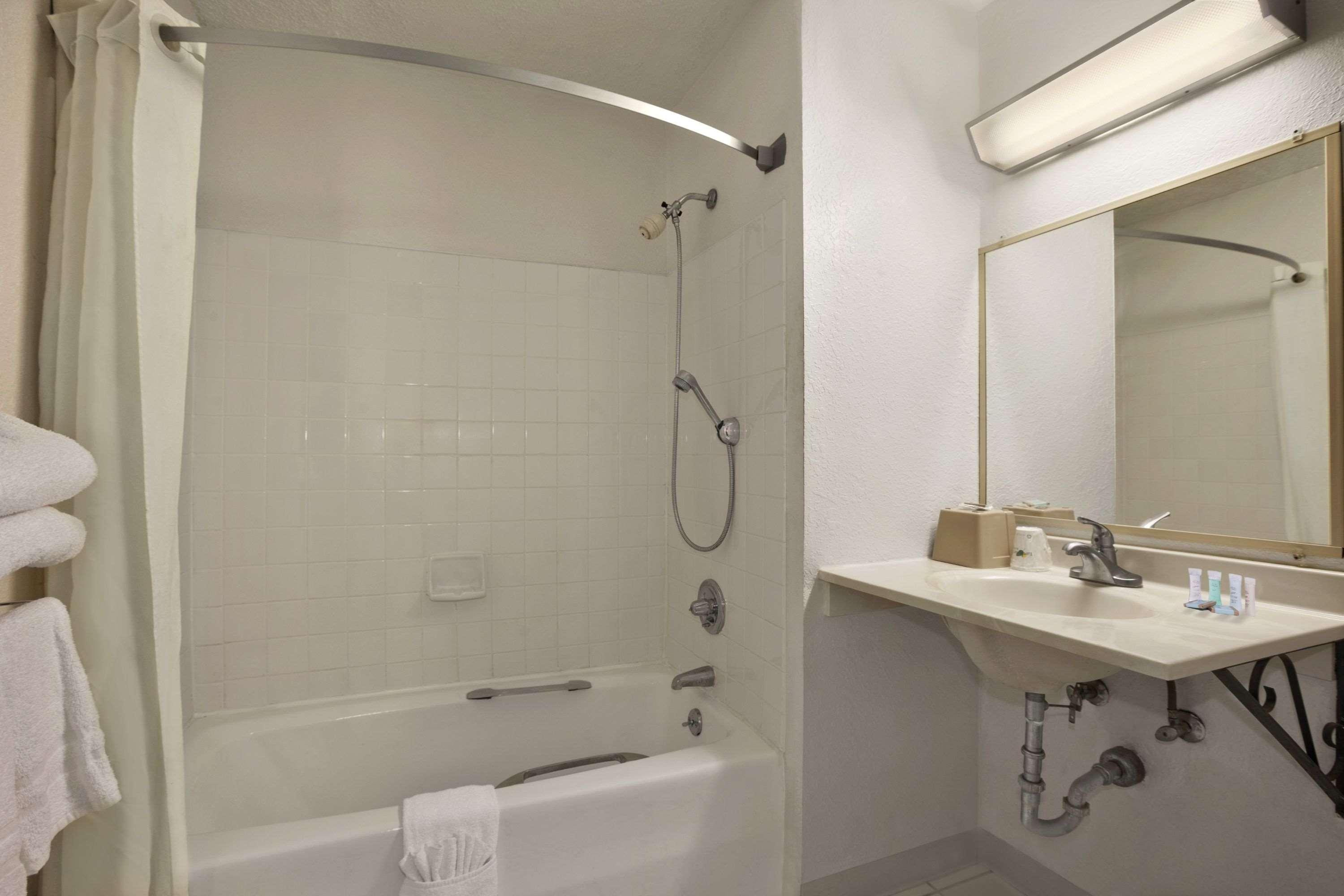 Travelodge by Wyndham Muskegon Eksteriør billede