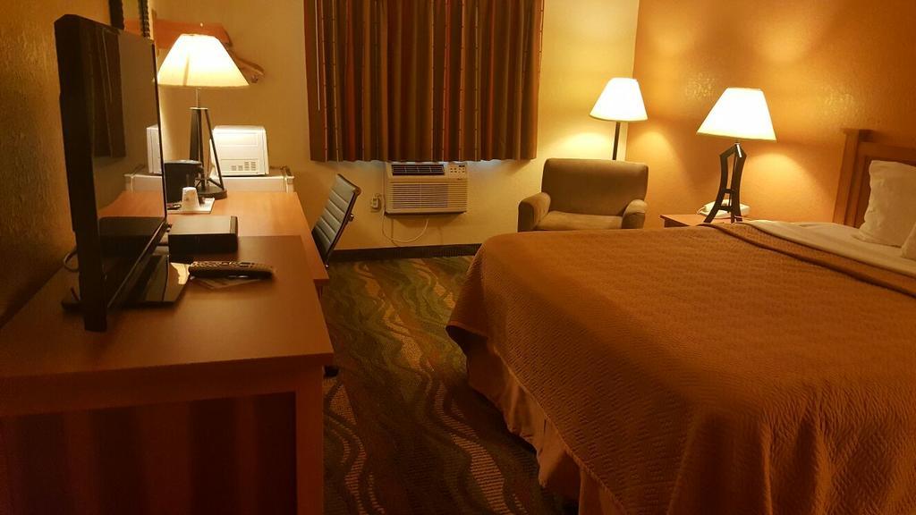 Travelodge by Wyndham Muskegon Eksteriør billede
