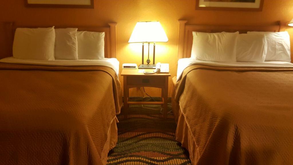 Travelodge by Wyndham Muskegon Eksteriør billede