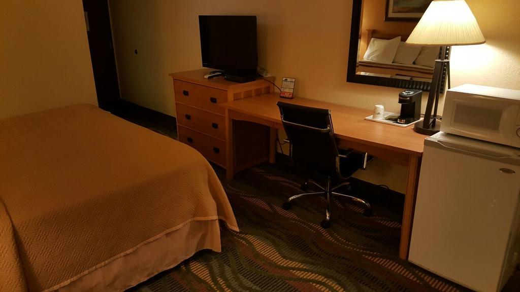 Travelodge by Wyndham Muskegon Eksteriør billede