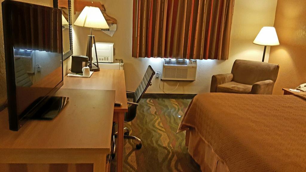 Travelodge by Wyndham Muskegon Eksteriør billede